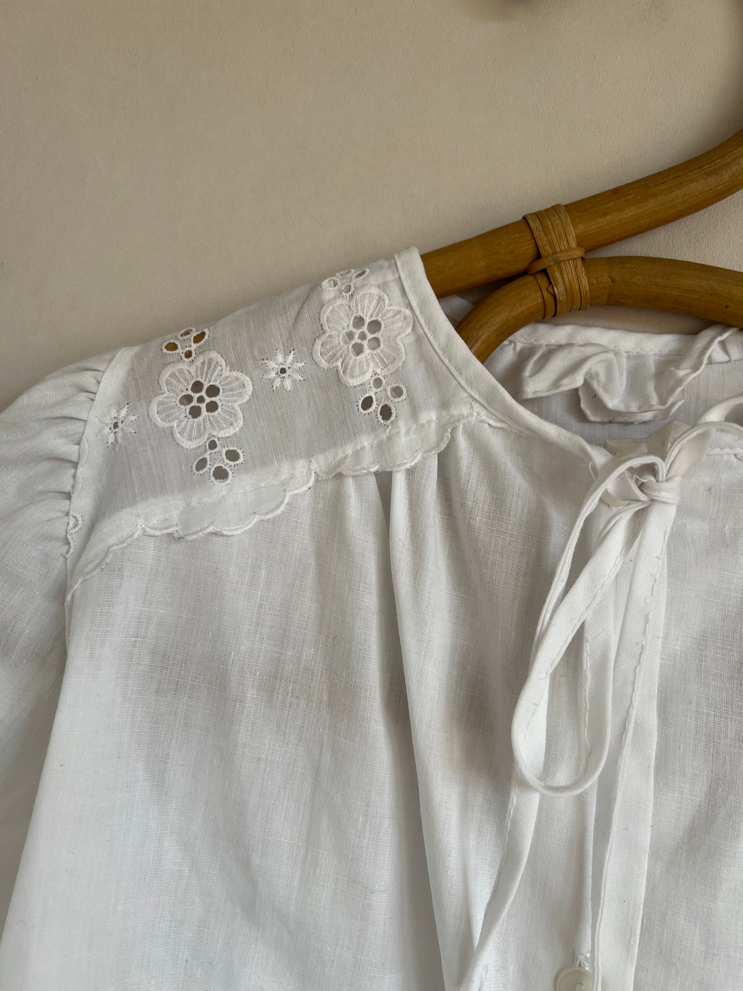 Chemisier blanc à broderies