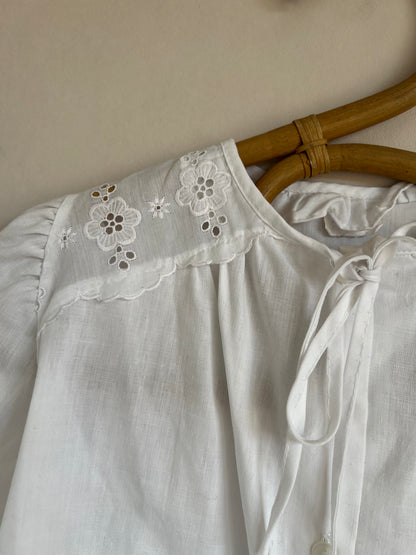 Chemisier blanc à broderies